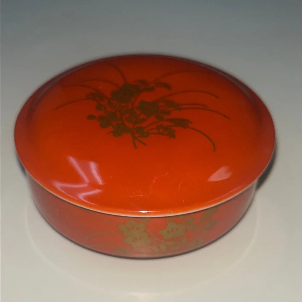 Japanese trinket dish or sauce dish with lid. Beautiful floral design on top.